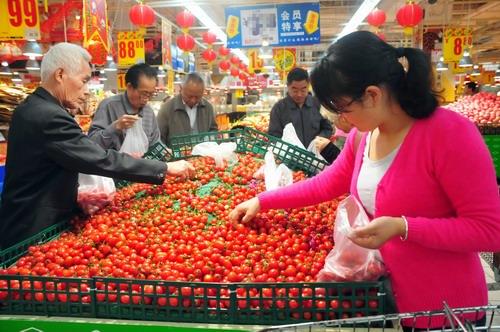 市民在超市挑选圣女果