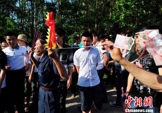 装军巡游闹军坡 琼十余万民众祭祀冼夫人