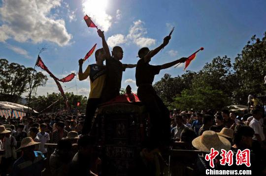装军巡游闹军坡 琼十余万民众祭祀冼夫人