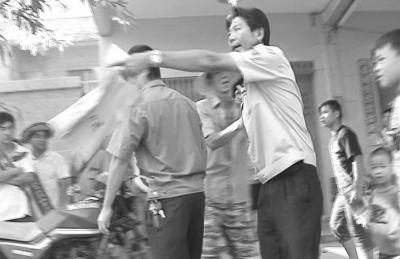 临高城管霸道没收报纸还打人 记者发现其满嘴酒气