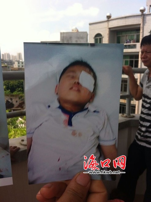 孩子被戳瞎校方回避 海口一家长欲跳楼讨说法