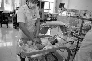 护士正在为女婴换尿布南国都市报记者贺立樊摄