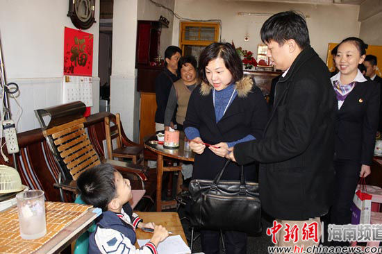 共青团美兰团委开展春节系列慰问活动