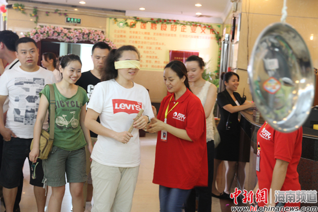 图为市民正在进行蒙眼敲锣游戏.薛文埔