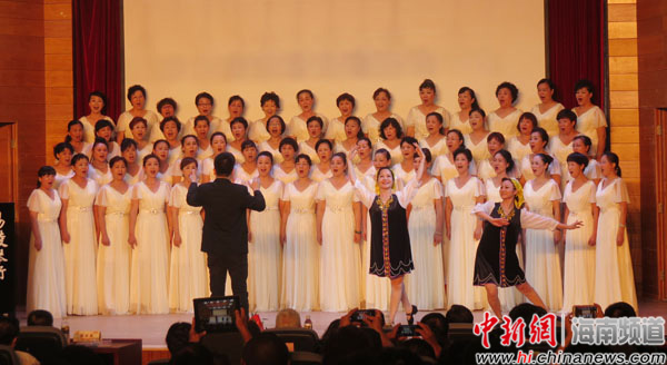 中新网海南频道5月18日电 题:海南爱乐女子合唱团18年越唱越火 记者 张茜翼 海南爱乐女子合唱团今天18岁了。 她们没有停止过用歌声咏颂海南。谈起海南爱乐女子合唱团的组建,团长邢增仪说,这要追溯到18年前的初春。那时,她组建了一支爱乐女子合唱团为参加第四届中国合唱节,凝心聚力的团队首战告捷,勇夺银牌。 本打算唱一唱,乐一乐,打破一个零的纪录已算了结,谁知就像穿上了有魔法的红舞鞋,爱乐从此停不下来了。1996年5月,海南爱乐女子合唱团在一次女子沙龙聚会上成立了。一群来自不同阶