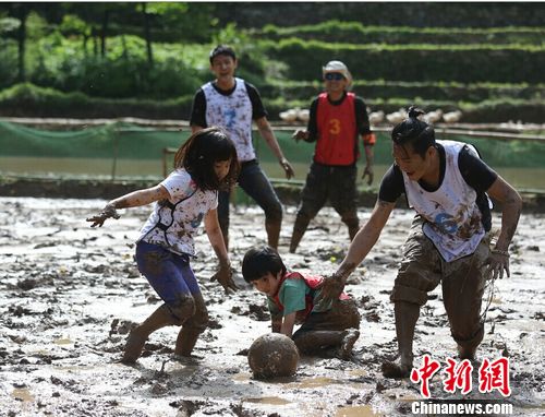 我和爸爸踢足球图画图片大全_我和爸爸踢足球