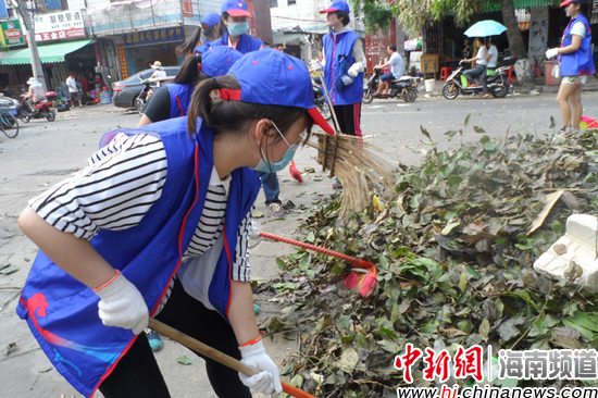 海口灾后恢复志愿者在行动 呼吁市民积极参与