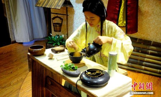 重庆青年着汉服还原宋代“点茶”雅事迎中秋