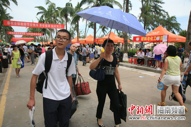 高校迎开学季 海南移动推出系列校园便民活动