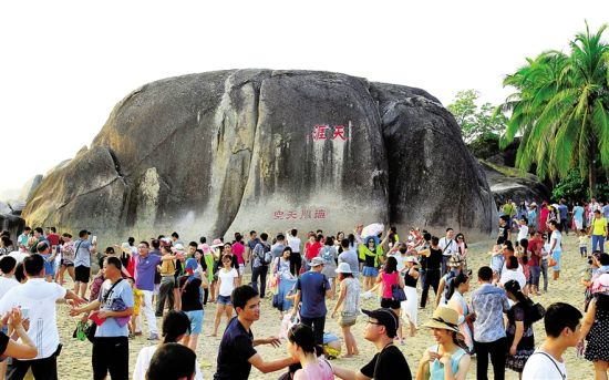 今年十一黄金周期间,遭网友吐槽的坑爹景点排行榜中湖南凤凰古城与三亚天涯海角旅游区等相继上榜,三亚天涯海角旅游区一度成为网络上的关注热点。4日上午,三亚天涯海角景区副总经理戴彬森表示,理解并尊重网友吐槽的权利,但希望游客更多了解天涯海角的地理意义和文化内涵,景区里的很多石头都有久远的历史。 南天一柱在当时来讲,在人民币印制的时候,国家是从全国的地理角度来确定图标的。 三亚天涯海角旅游区副总经理戴彬森表示,不到长城非好汉,不到天涯真遗憾,我们来讲天涯海角的南天一柱还在两块钱的人民币的背面,