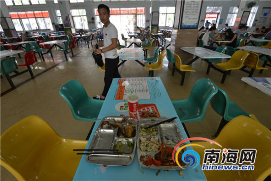 10月16日是第34个世界粮食日,而10月13日至19日这一周是第24个全国爱粮节粮宣传周。据统计,中国人在餐桌上浪费的粮食一年高达2000亿元,被倒掉的食物相当于2亿多人一年的口粮。与此形成鲜明对照的是,我国还有一亿多农村扶贫对象、几千万城市贫困人口。16日,南国都市报记者针对海南高校及单位食堂,酒店、餐馆等等餐饮市场,以及就餐市民进行了走访调查,受访市民中知道当天是世界粮食日的人不到一成,一些就餐场合餐桌上的浪费现象依然严重。 高校食堂 学生每天剩饭剩菜至少装满满一卡车 16日,记者