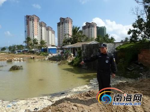 男童失足掉进池塘 万宁特警队员跳入脏水救人