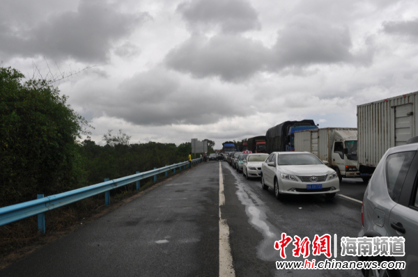 中新网海南频道4月23日电(蒋卷勇 陈元朝)4月23日中午12时许,海南环岛东线高速公路海口往三亚方向约41公里处发生一起交通事故,货车压扁小轿车,幸无人员死亡。 据介绍,4月23日中午12时15分,定安县消防中队接到110指挥中心指令,位于环岛东线高速公路海口往三亚方向约41公里处发生一起交通事故,事故造成三人被困,情况紧急。接到报警后,定安县消防中队迅速出动1辆水罐消防车、1辆泡沫消防车、1辆抢险救援车、1辆细水雾消防车和16名指战员赶赴现场处置,全勤指挥部遂行出动。 在救援力量开赴到距离