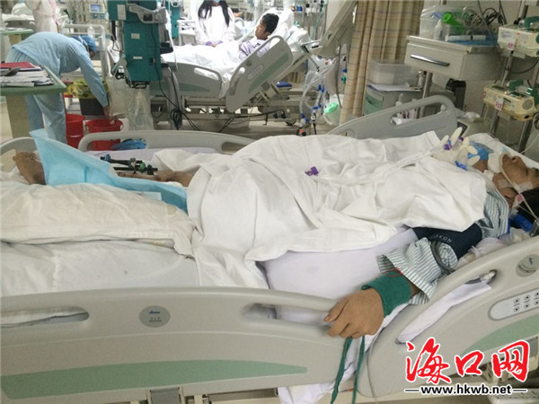 躺在病床上的肖中斌