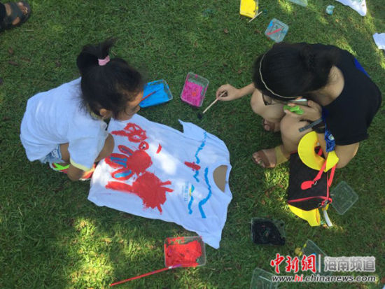 民众参与我心中的海洋文化衫涂鸦活动