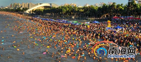海口端午30万人洗龙水 亲子游火热