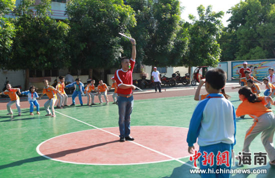 安利公益基金平安出行教育课堂儋州小学开讲