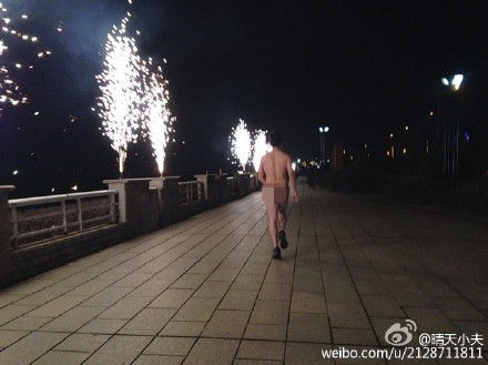 足球迷真狂热:跳看台要球衣 为见内马尔弃万元