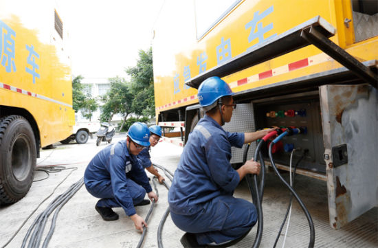 海南电网派出发电车支援停电小区。 代进 摄