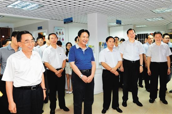 9月4日,海南省委书记罗保铭(前排左二),省委副书记,省长刘赐贵(前排左