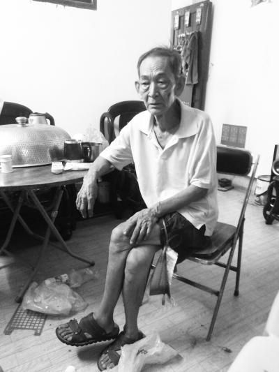 儿女没有工作 海口七旬翁插着导尿管捡废品(图