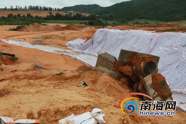 陵水大墩村民房倾斜续:排水管沟渠1年前已现坍