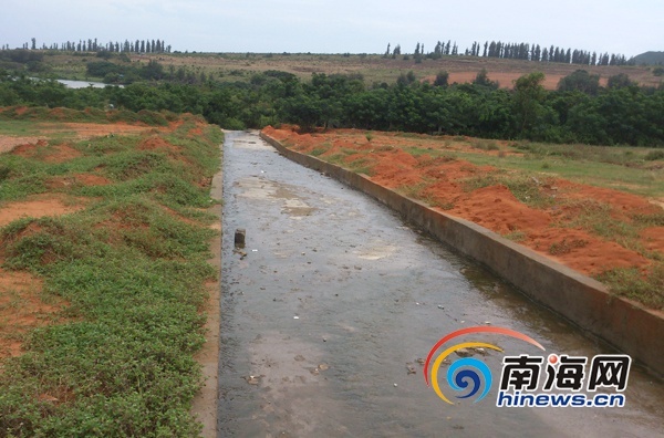 陵水大墩村民房倾斜续:排水管沟渠1年前已现坍