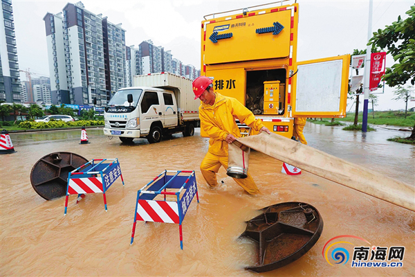 出现积水,交通受到影响。在椰海大道,海口市排