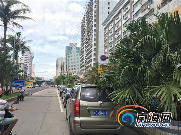 海口免费临时停车位被超时段停放 司机称不知