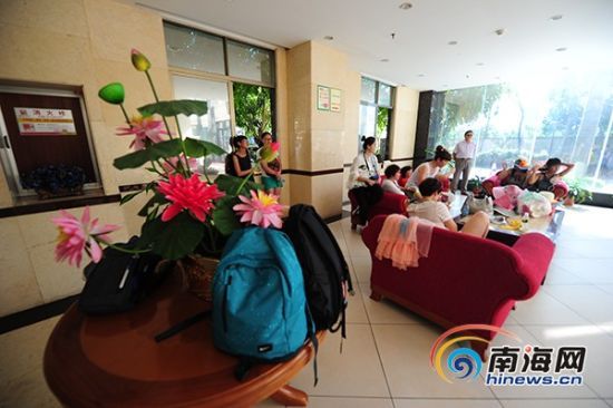 　　10月28日，游客在酒店大堂等待导游的出现。记者沙晓峰摄