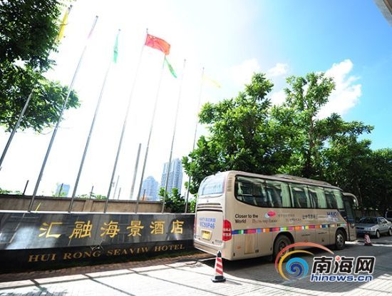 　　10月28日，导游“消失”旅游大巴车仍停在酒店门前。记者沙晓峰摄
