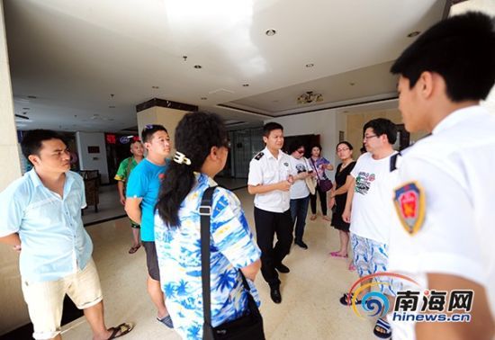 　　10月28日，三亚市旅游质监部门介入调查。记者沙晓峰摄