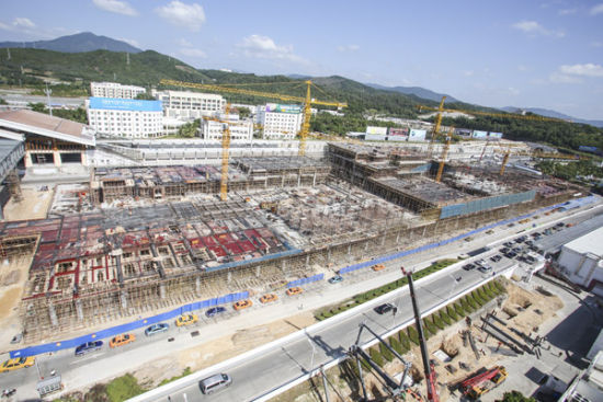 三亚凤凰机场三期改扩建工程实行通宵作业