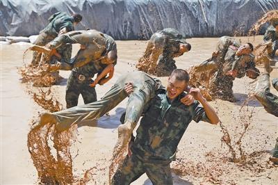 新疆武警歪头暴恐表情:三招逼其冲出持枪分子空白包打电话山洞击毙图片