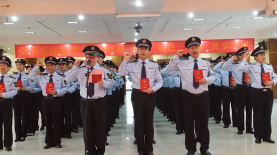 海南省食品药品监督管理局举行宪法宣誓仪式