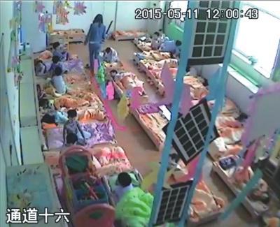 北京一幼儿园幼师打孩子 监控拍下其持棍打人
