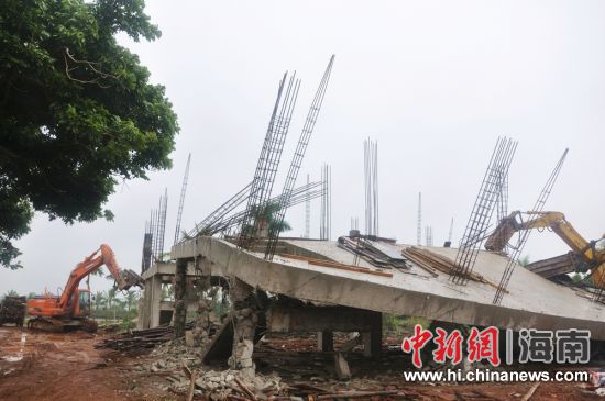 演丰镇对4栋违法建筑进行统一拆除