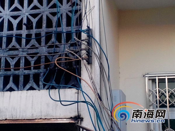 三亚一公寓线路着火 数十名游客住户被困