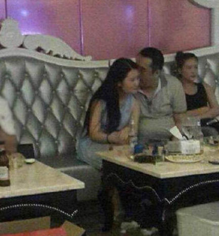 法官KTV吻陪酒女不雅照曝光 被撤销庭长职务(图)
