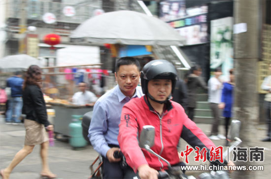 海口市公安局长李向明看望慰问因公负伤飞鹰队