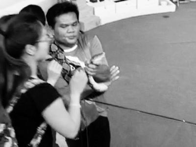 女游客泰国吻蛇被咬伤 导游称店家为推销蛇药