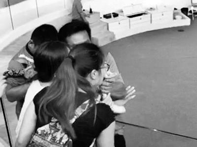 女游客泰国吻蛇被咬伤 导游称店家为推销蛇药