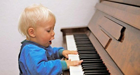 女子后悔让娃学钢琴 因携带不便没法炫耀