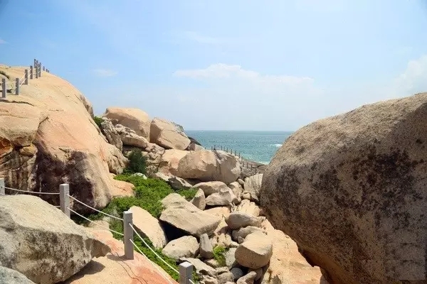 文昌首条公交旅游专线开通 途经铜鼓岭石头公园