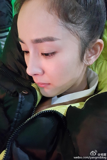 杨幂微博晒美照皮肤白皙 网友:真是少女(图)