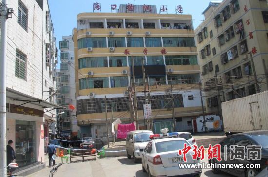 海口男子持刀行凶致十名学生受伤后自杀