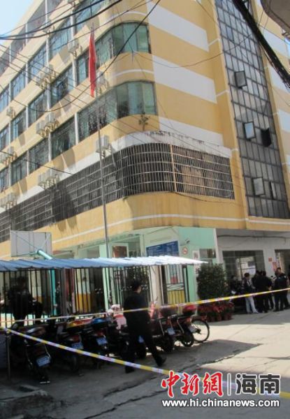 海口一男子持刀砍伤十名小学生后自杀身亡