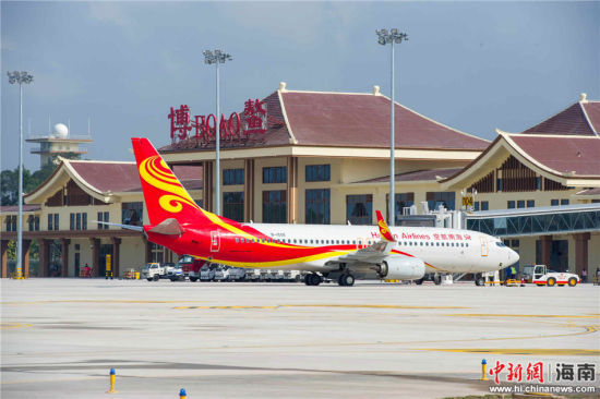 海南航空波音737-800型客机3日13时平稳地降落在海南博鳌机场,标志着