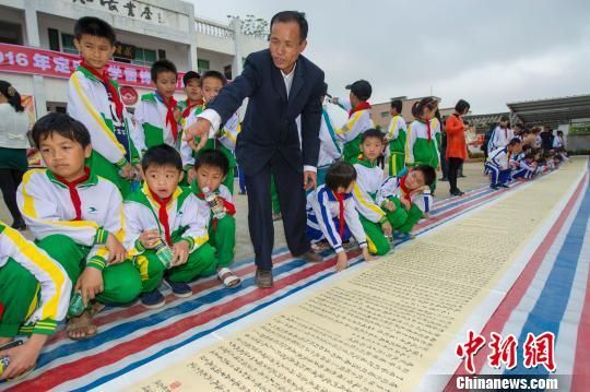 海南农民展出50米《雷锋日记》书法长卷 弘扬