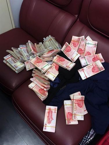 陈女内穿紧身裤,但裤里面夹藏新台币500元及100元钞现金,总计共140